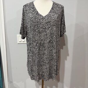 Old Navy Gray Animal Print V-Neck Top